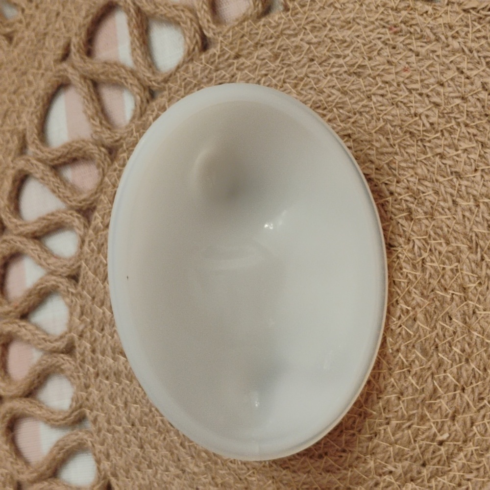 Small Milk Glass Hen on Nest - Picture 4 of 5